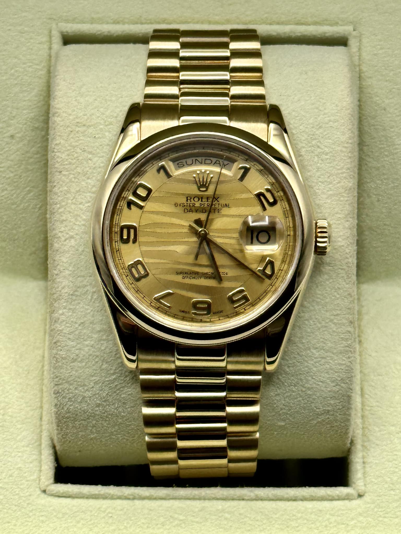 1_01202334-c518-472e-94b6-6dce3dd72882.jpg 2000 Rolex Day-Date 36mm 118208 Presidential Champagne Wave Dial