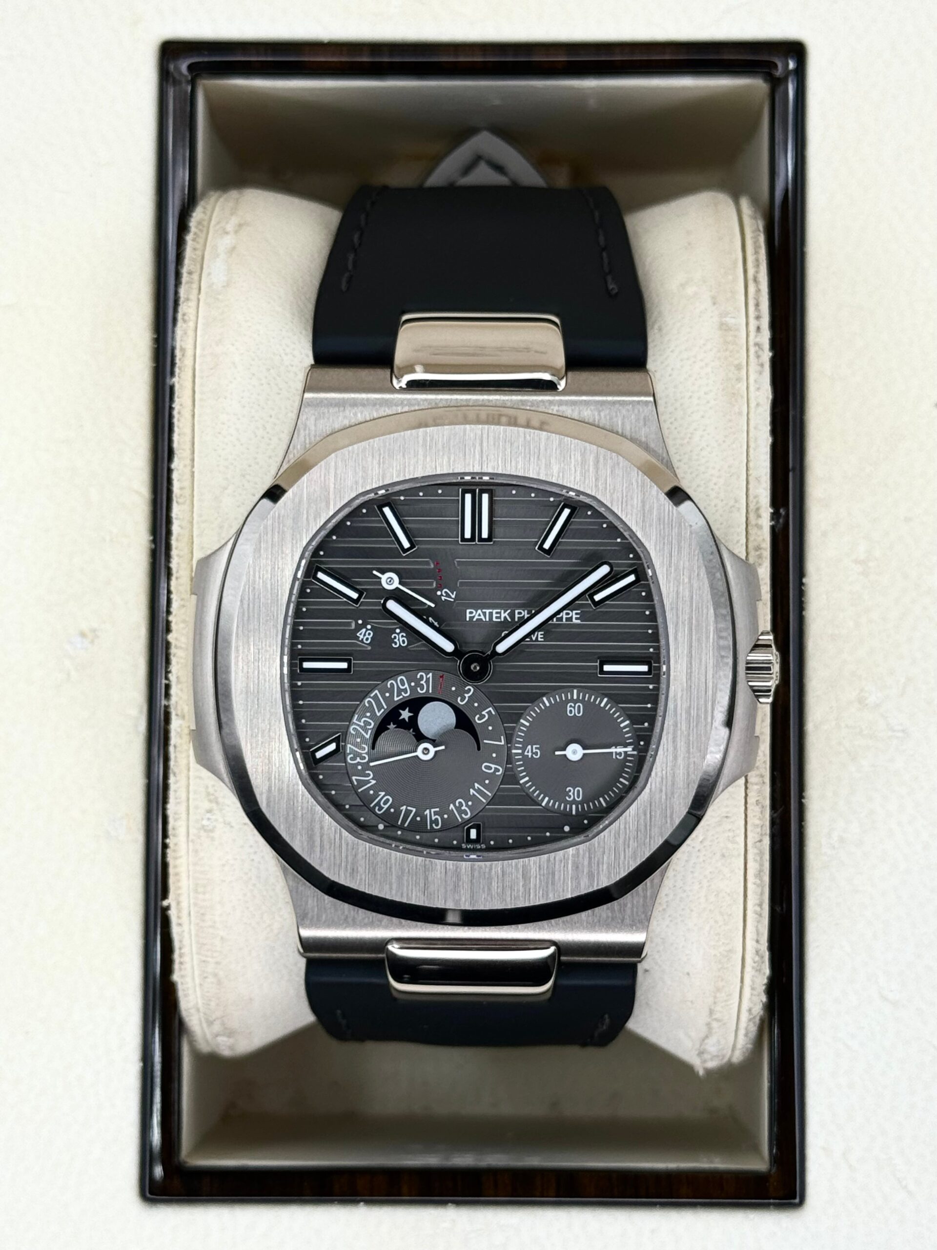 IMG_0697_d17cbac1-7da8-4ffb-83ca-40a32c7c7816-1.jpg 2023 Patek Philippe Nautilus 40mm 5712G White Gold Grey Dial