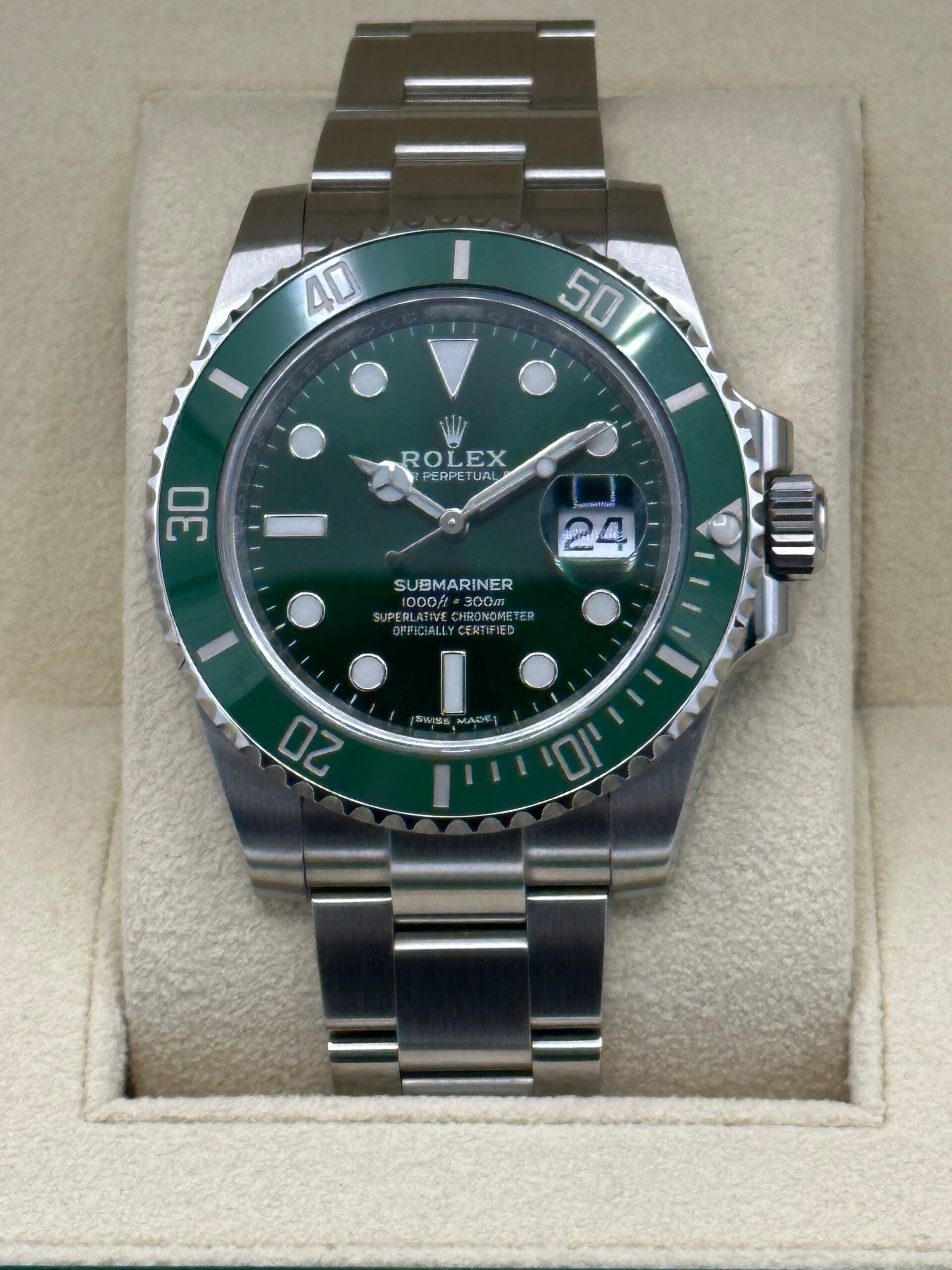 IMG_2858.jpg 2019 Rolex Submariner "Hulk" 40mm 116610LV Green Dial