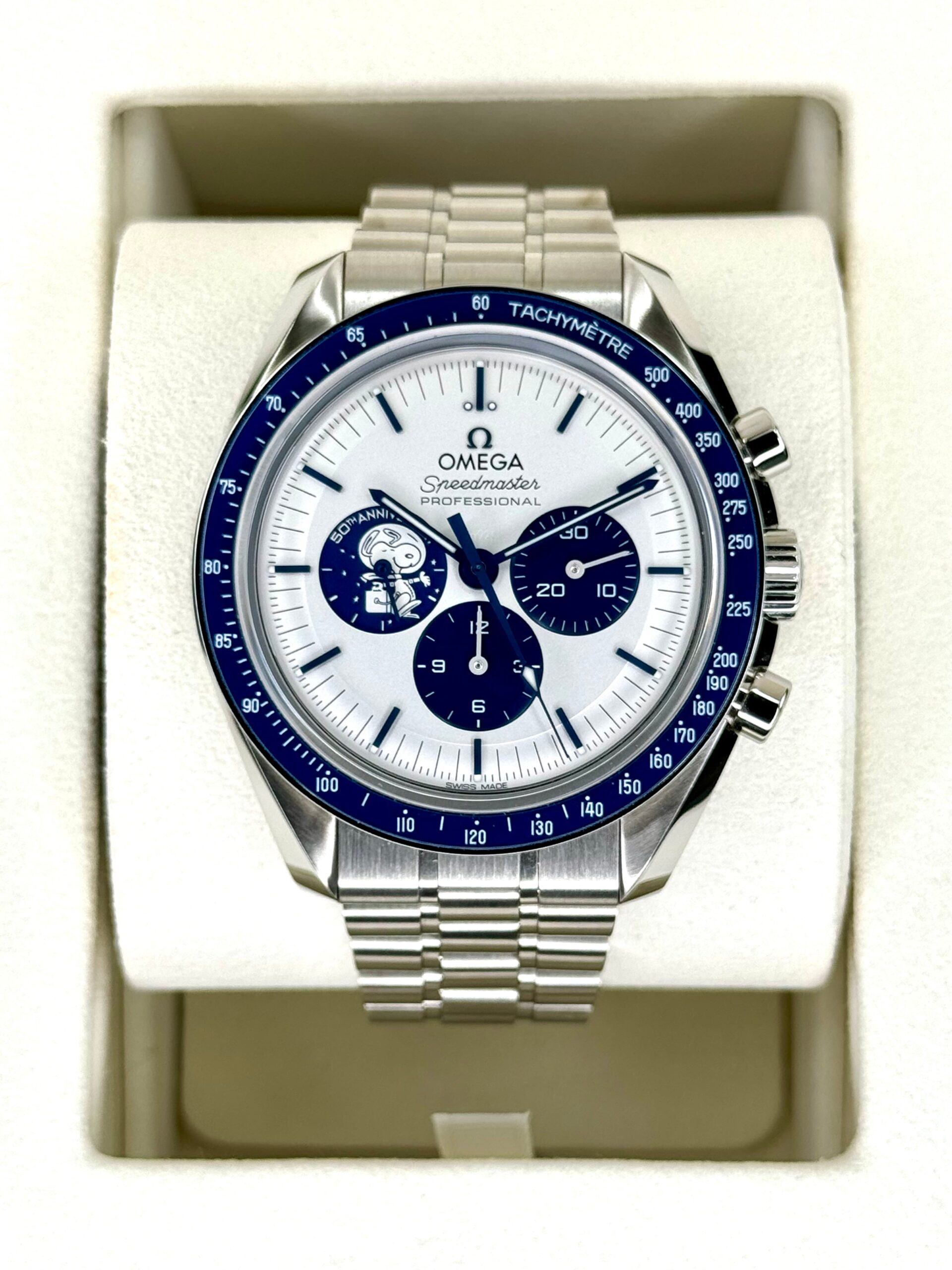 IMG_5696.jpg 2024 Omega Speedmaster Silver Snoopy Award 310.32.42.50.02.001 (Unworn)