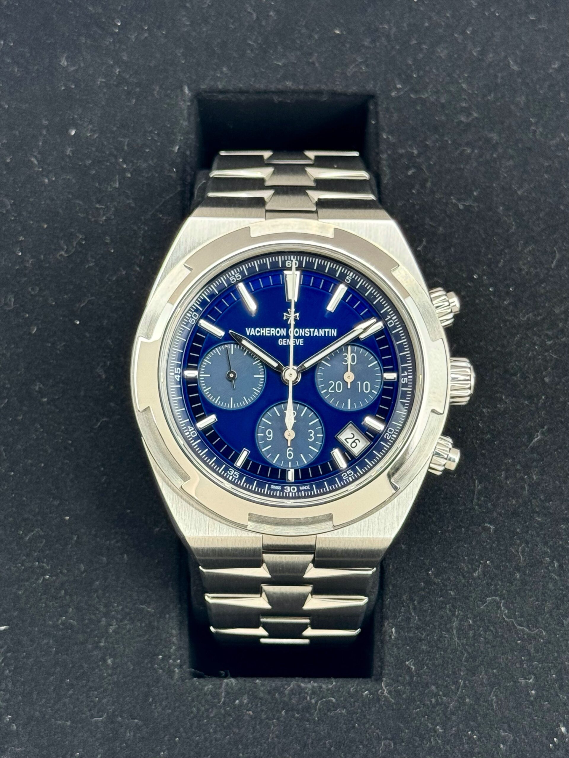 IMG_9321_344dbc8f-6d40-4eb0-891c-0dc7891c4ec6.jpg 2020 Vacheron Constantin Overseas 42.5mm 5500V Stainless Blue Dial
